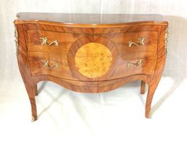 Commode de style Louis XV  marqueterie.