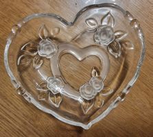 Romantische Glasherzschale mit Rosenmuster, Hergiswil, schön