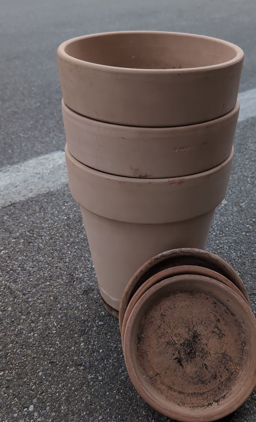 Vasi per fiori: 3 Tontöpfe mit Untersetzern gebraucht – Usato da Zürich venduto da Sven053