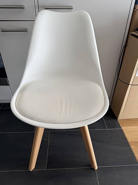 Beliani Set di tavolo e panche: Esstisch 140cm x 80cm inkl. 4 Stühle – Usato da Dottikon venduto da jus_v5br 2