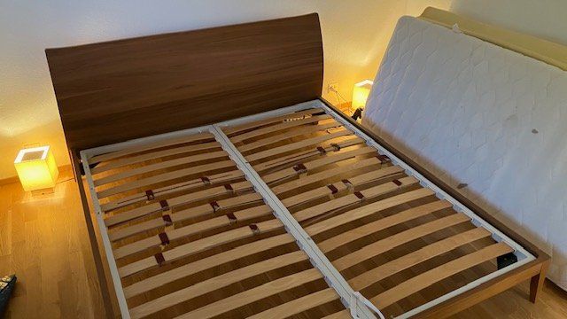 Letti: Holzbett 1.8m mit Rost – Usato da Root venduto da kimvbui 1