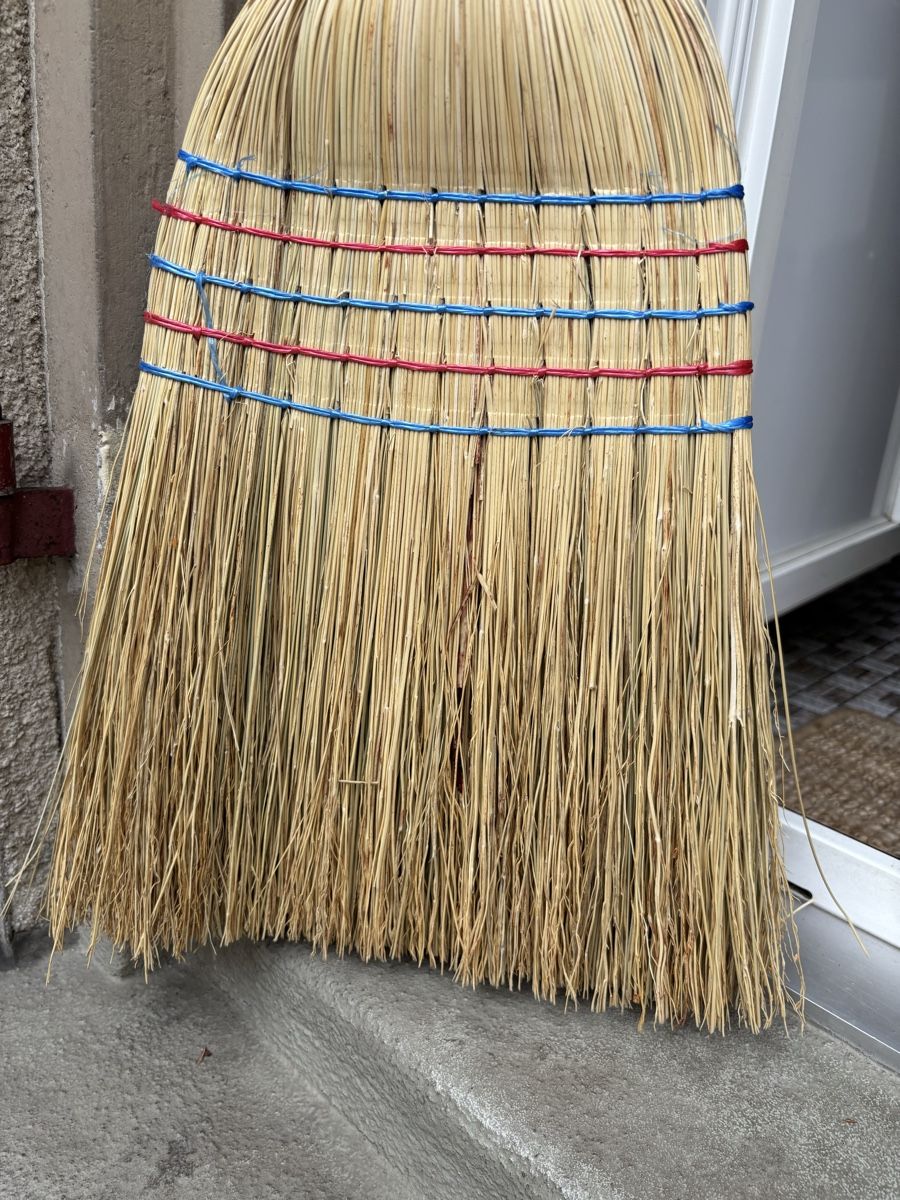 Autres appareils de nettoyage: Traditioneller Strohbesen – D'occasion à Bern par wisemagpie 4
