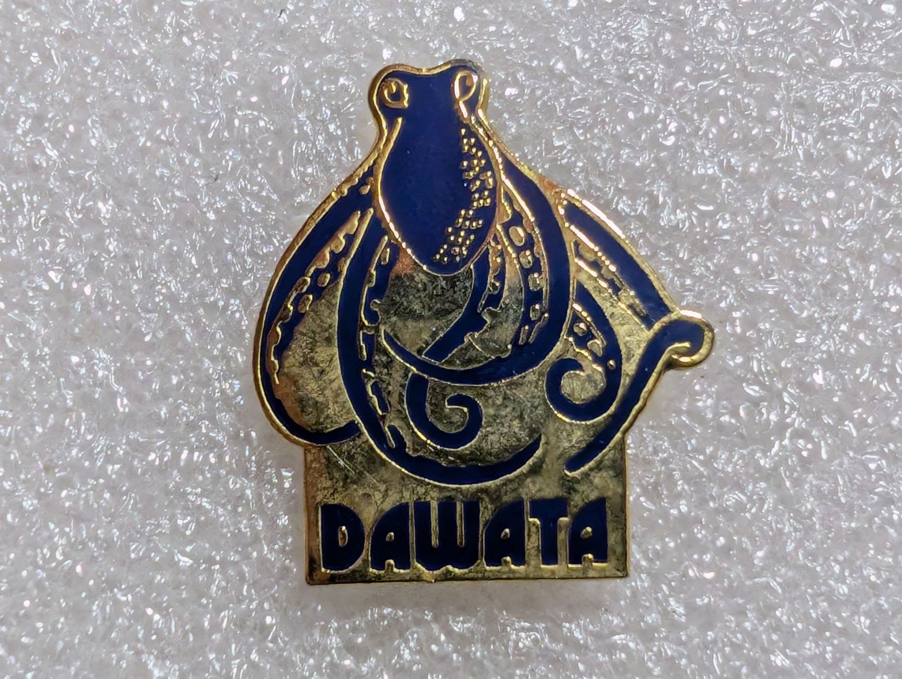 Placchette & Badge: Ansteckpin 244: Dawata – Usato da Oppligen venduto da Pin-Fall-Shop