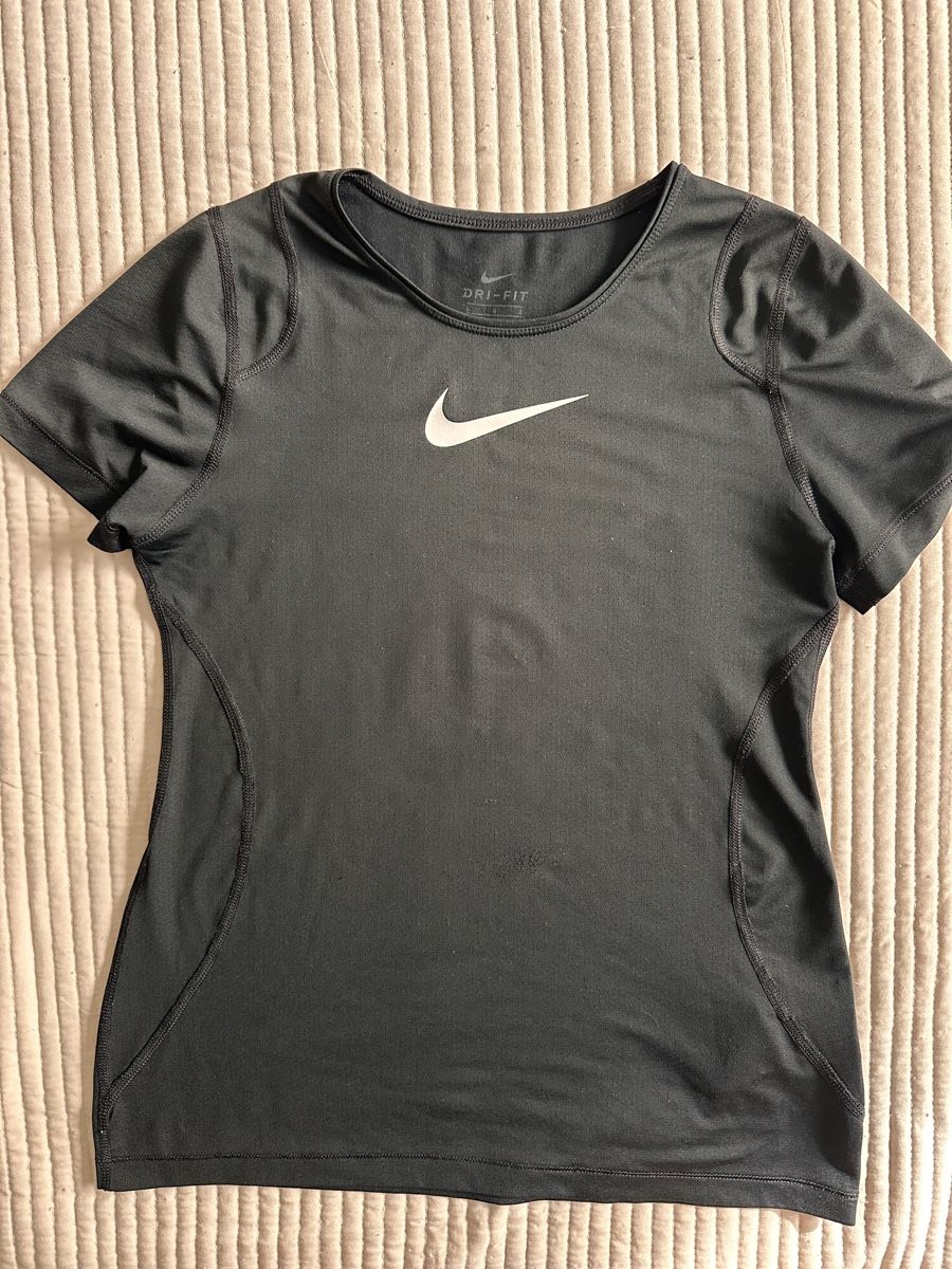 Nike T-shirts: Nike pro tshirt – D'occasion à Zug par A123R 1