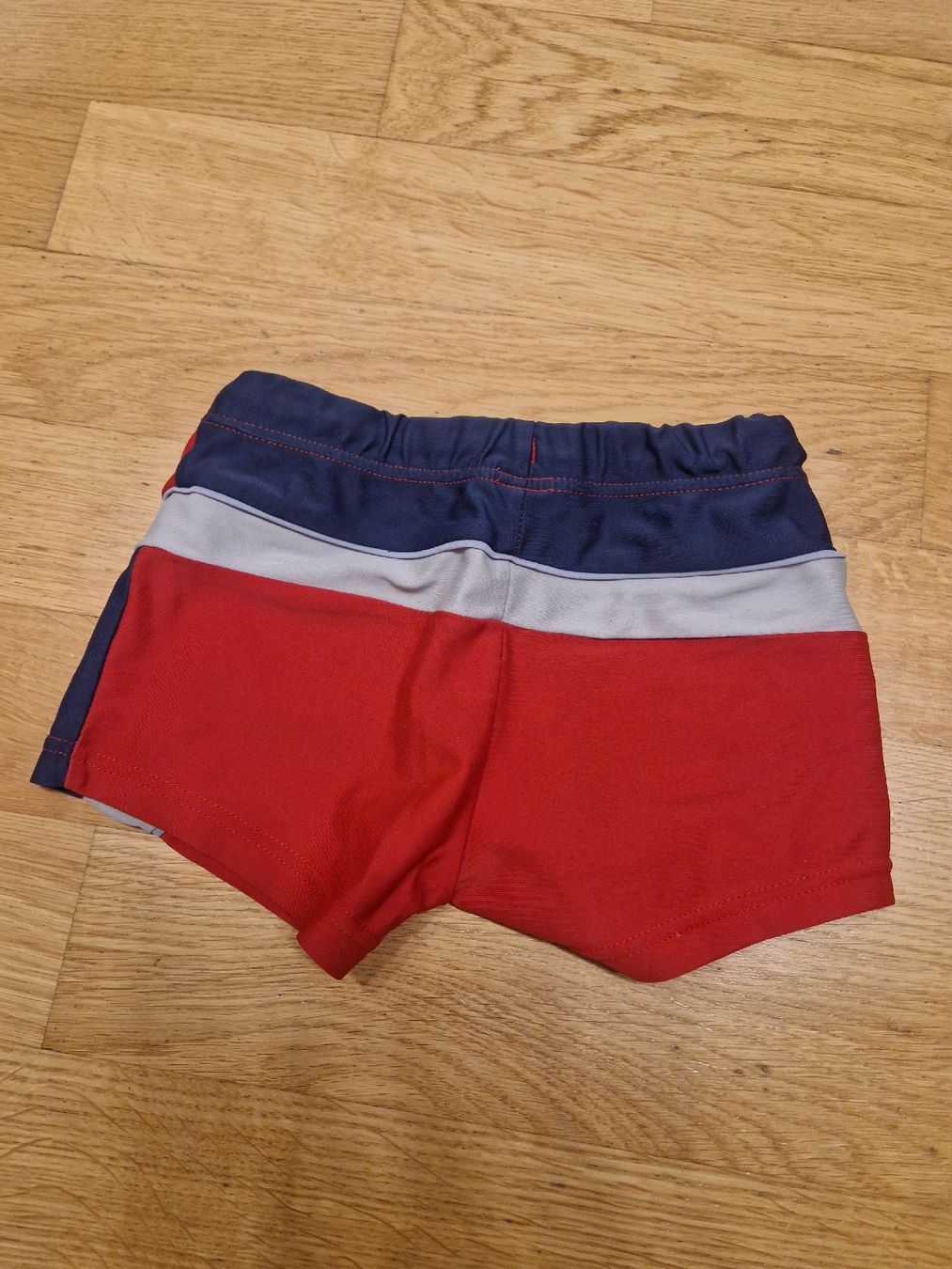 Costumi da bagno: Maillot de bain garçon, taille 98 – Usato da Penthaz venduto da Sosotroc 1