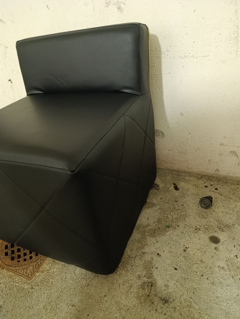 Sgabelli: Kunstleder Stuhl/Hocker Nr1.  – Usato da Romanshorn venduto da dav_h2lv 2