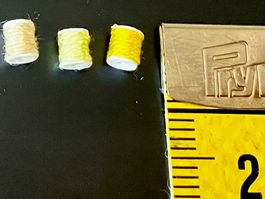 3 Fadenspulen (Gelbtöne) für die Puppenstube. Handarbeit.