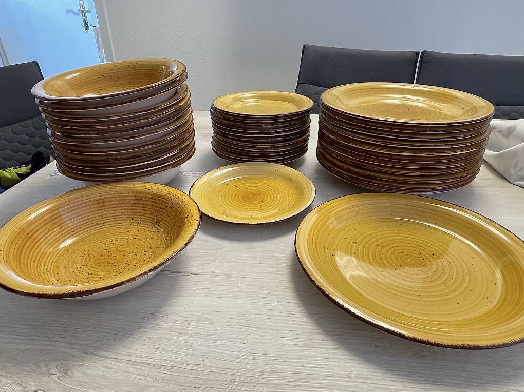Set di piatti: Geschirrset für 12 – Usato da Oftringen venduto da est_mcq8