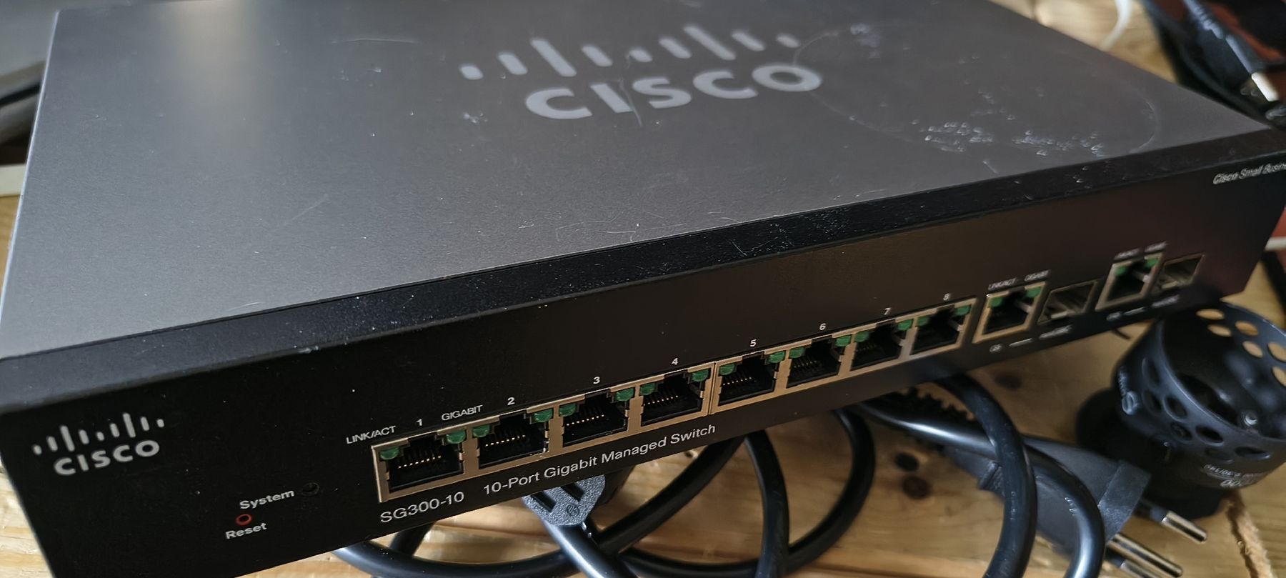 Cisco Hub & Switch: Cisco SG300-10 Gigabit Switch – Usato da Huttwil venduto da and_28m8