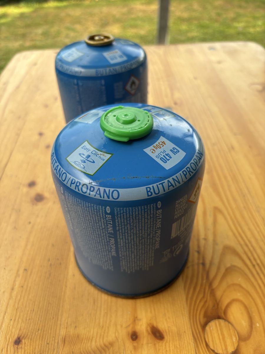 Campingaz Apparecchiature e tecnologia a gas: 2 camping gaz butane/propane canisters 450g – Usato da Rüschlikon venduto da ArnaudEichenberger