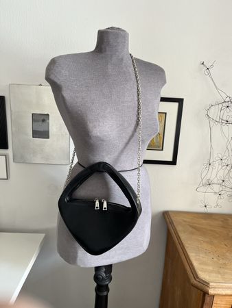 ARCHITECTURAL BLACK HANDBAG WITH SILVER STRAP