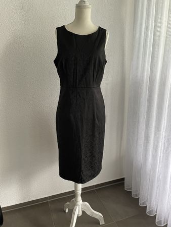 Schwarzes, gemustertes Kleid von Vögele
