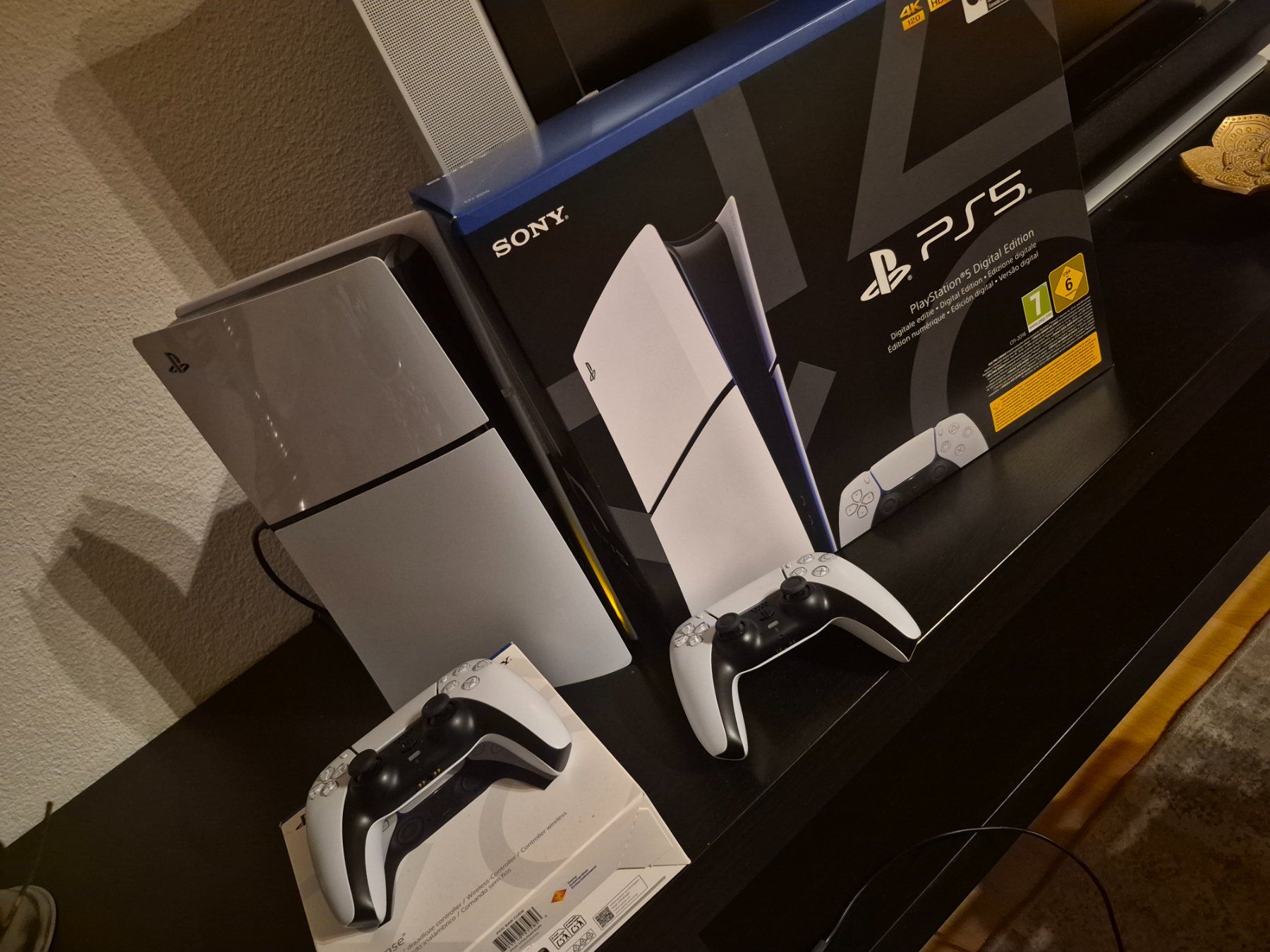 Sony Console: Sony Playstation 5 Digital Edition + 2 Controller, top! – Usato da Wattwil venduto da pex_r2l9