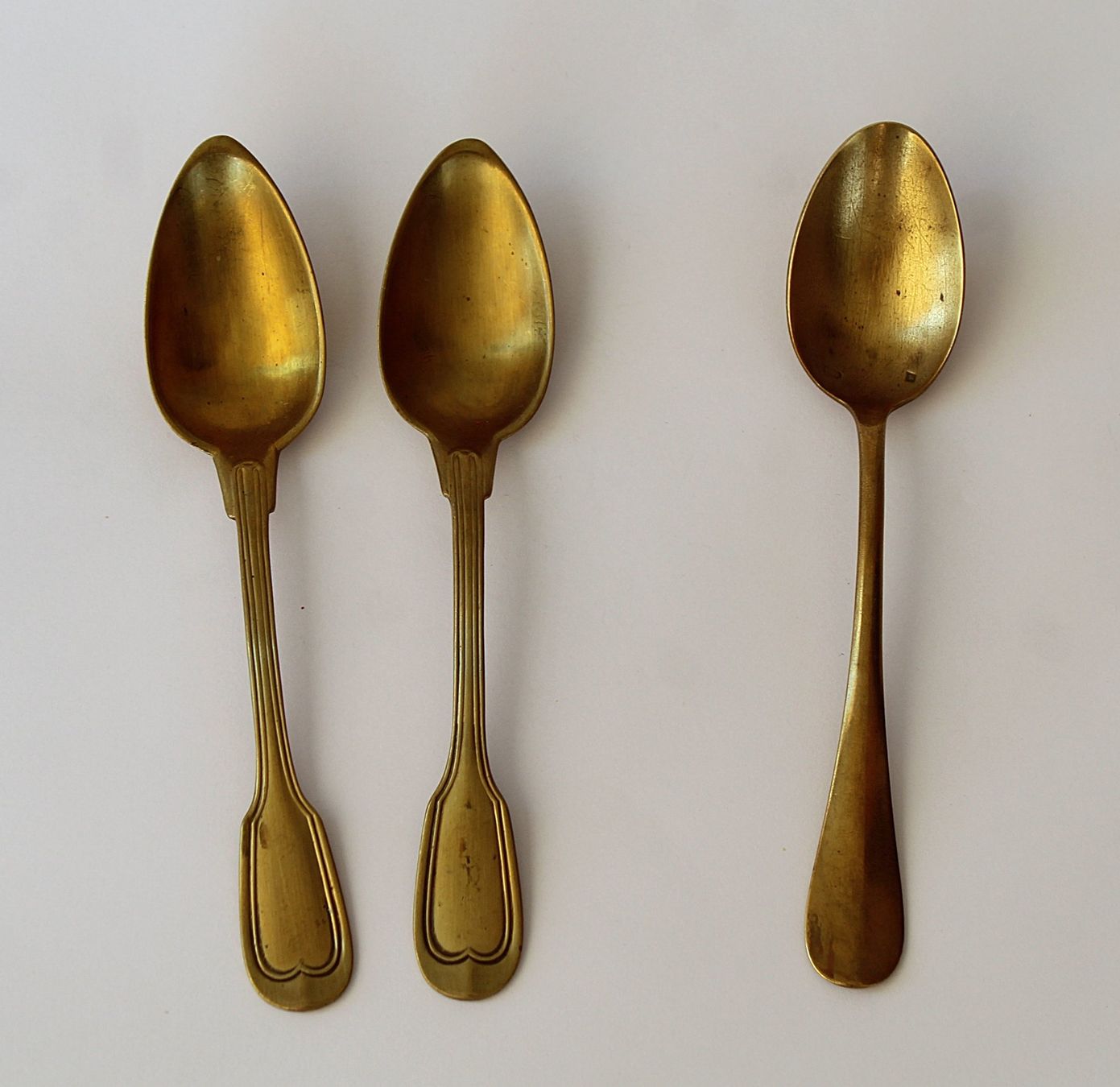 Löffel: 3 antike goldfarbene Kaffee- oder Tee-Löffel punziert – Gebraucht aus Zürich von Auctionata