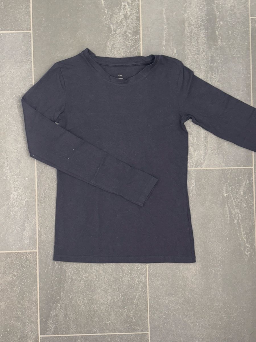 C&A Maglioni & Felpe: Enges Langarmshirt von C&A - wie NEU – Nuovo (secondo la descrizione) da Ostermundigen venduto da Ivoire