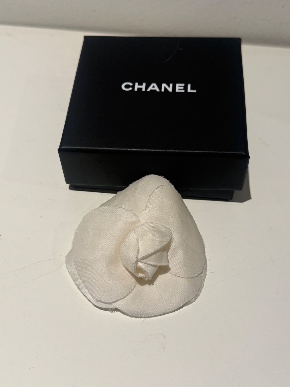 Chanel Broschen & Nadeln: Orig. Chanel Camelie Kamelie Seide mit Brosche mit Box – Gebraucht aus Wallisellen von Aboutfashion