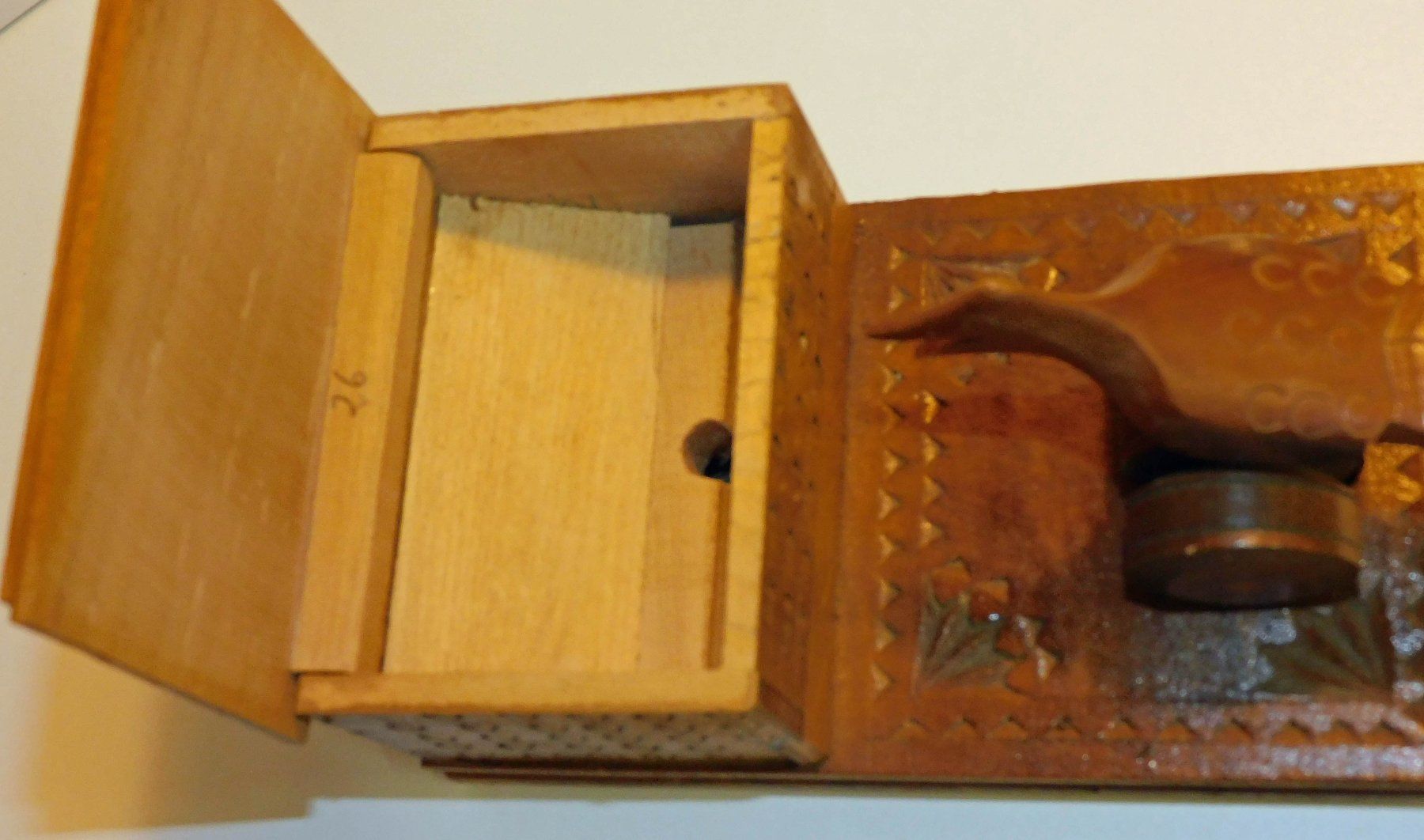 Articoli in legno: Zigarettenspender handgeschnitzt   Design – Usato da Sursee venduto da 76 6