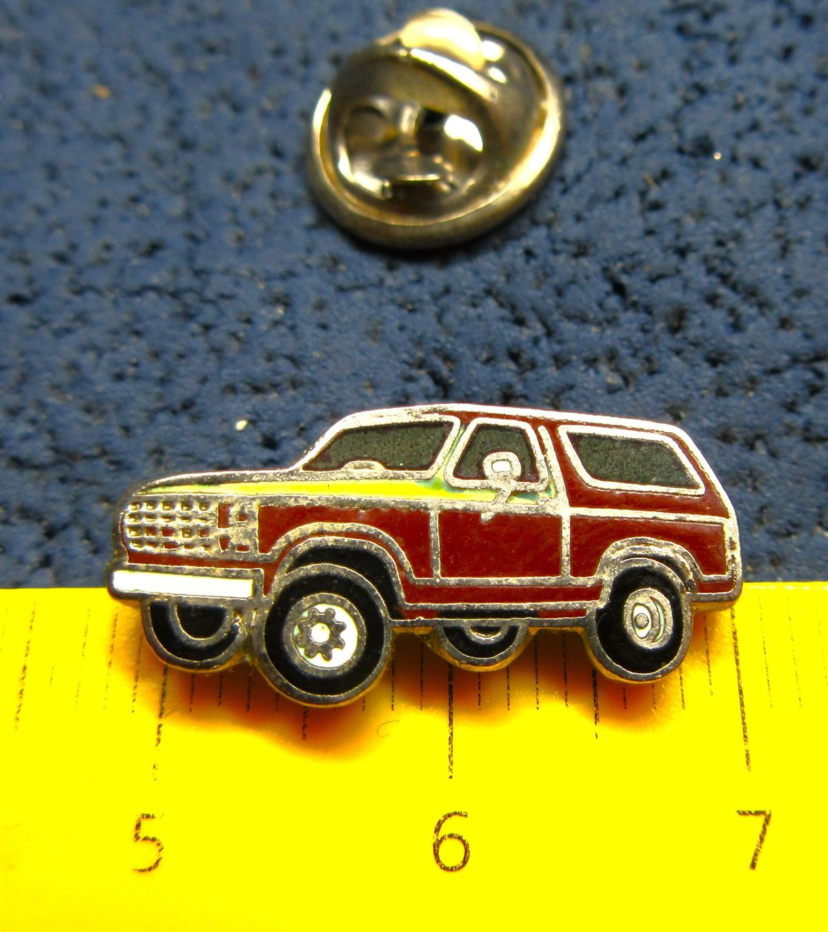 Ford Plaketten & Abzeichen: FORD BRONCO 4x4 AUTO PIN ENAMEL SILBRIG – Gebraucht aus Ettingen von Hausi4711