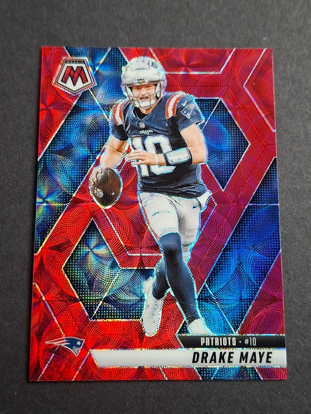 NFL Carte collezionabili: Drake Maye Mosaic Red Scope Patriots – Usato da Olten venduto da cweb