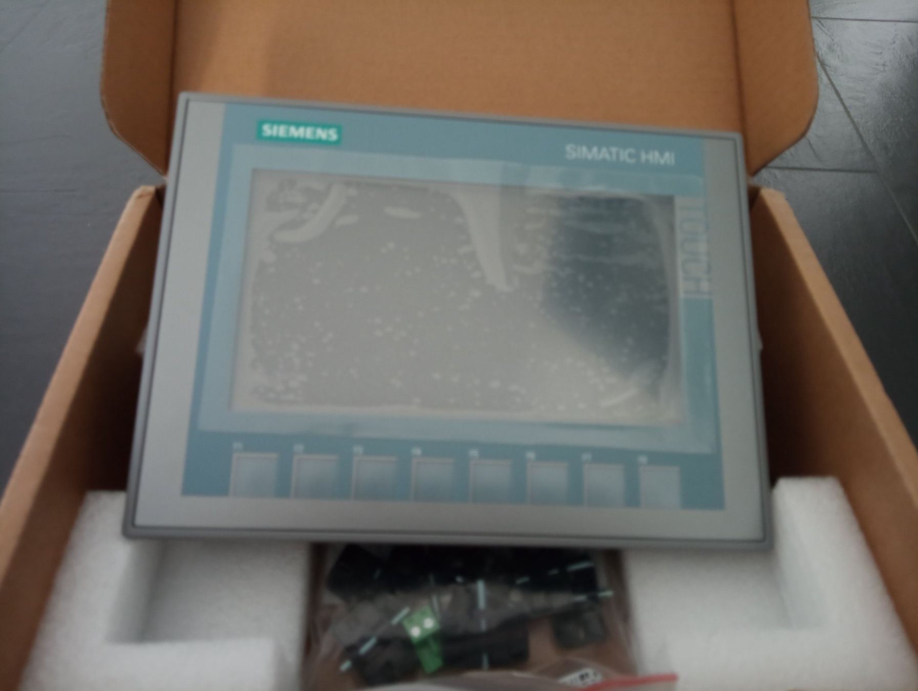 Siemens Componenti elettronici: Siemens SIMATIC HMI KTP700 Basic DP / 6AV2123-2GA03-0AX0 – Nuovo (secondo la descrizione) da Ufhusen venduto da HKSC
