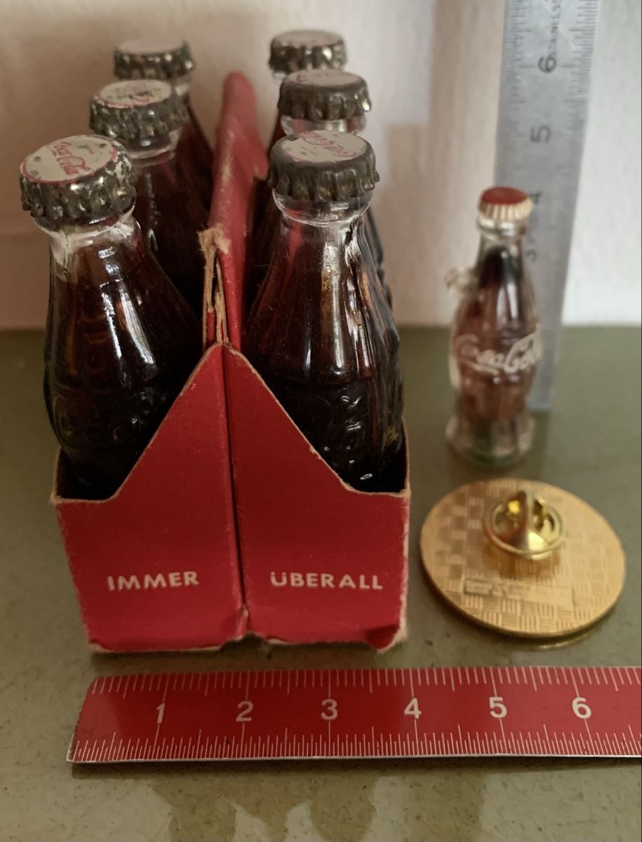Coca-Cola Plaketten & Abzeichen: Coca-Cola Miniaturflaschen 6er Pack mit Ansteckpin – Gebraucht aus Egg b. Zürich von ohtannenbaum 1