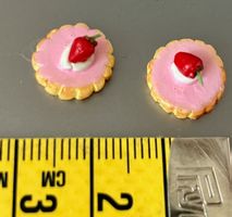 2 Erdbeertörtchen für die Puppenstube. Handarb. NP 8.80.