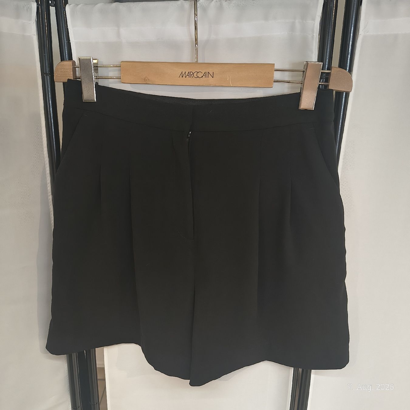 H&M Hosen: Schwarze kurze Hose Grösse S – Gebraucht aus Emmetten von SecondhandSiska