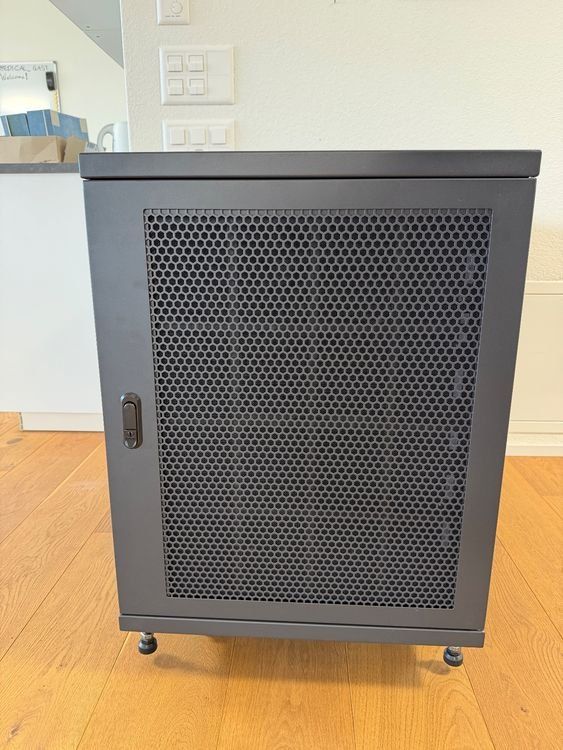 Racks & Supports: Supermicro Serverrack 19zoll 14U – D'occasion à Engelberg par JackJonnie