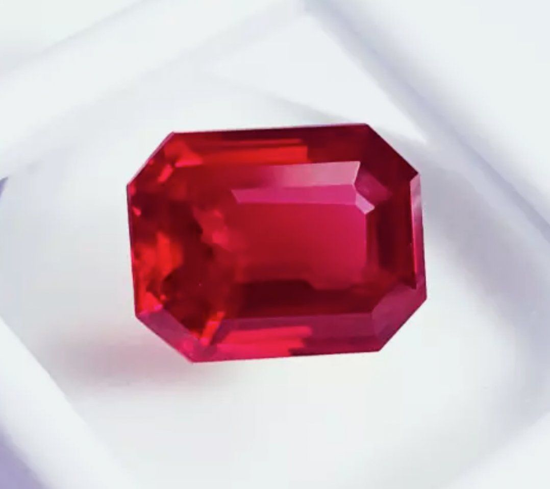 Pietre preziose: 7.70 Ct Loose Gemstone Certified – Nuovo e nell'imballaggio originale da Genève venduto da AWWA 1