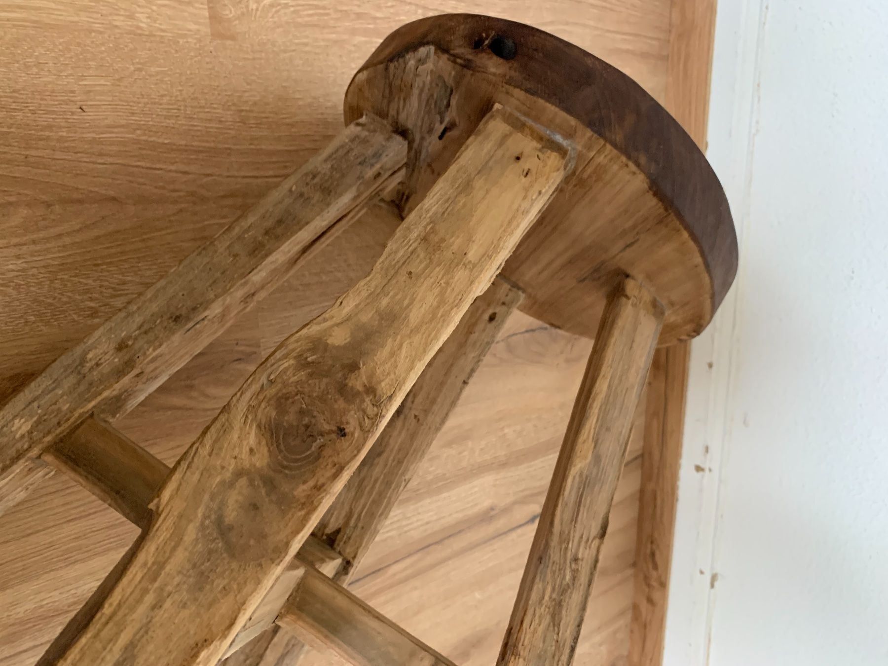 Hocker: Rustikaler Hocker – Gebraucht aus Flawil von Naphtali 4