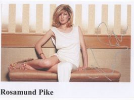Autogrammfoto von Schauspielerin Rosamund Pike GB