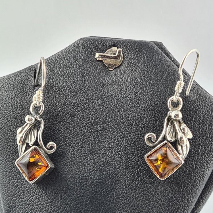 Boucles d'oreilles dotée d'une pierre ronde d'Ambre encerclée argent