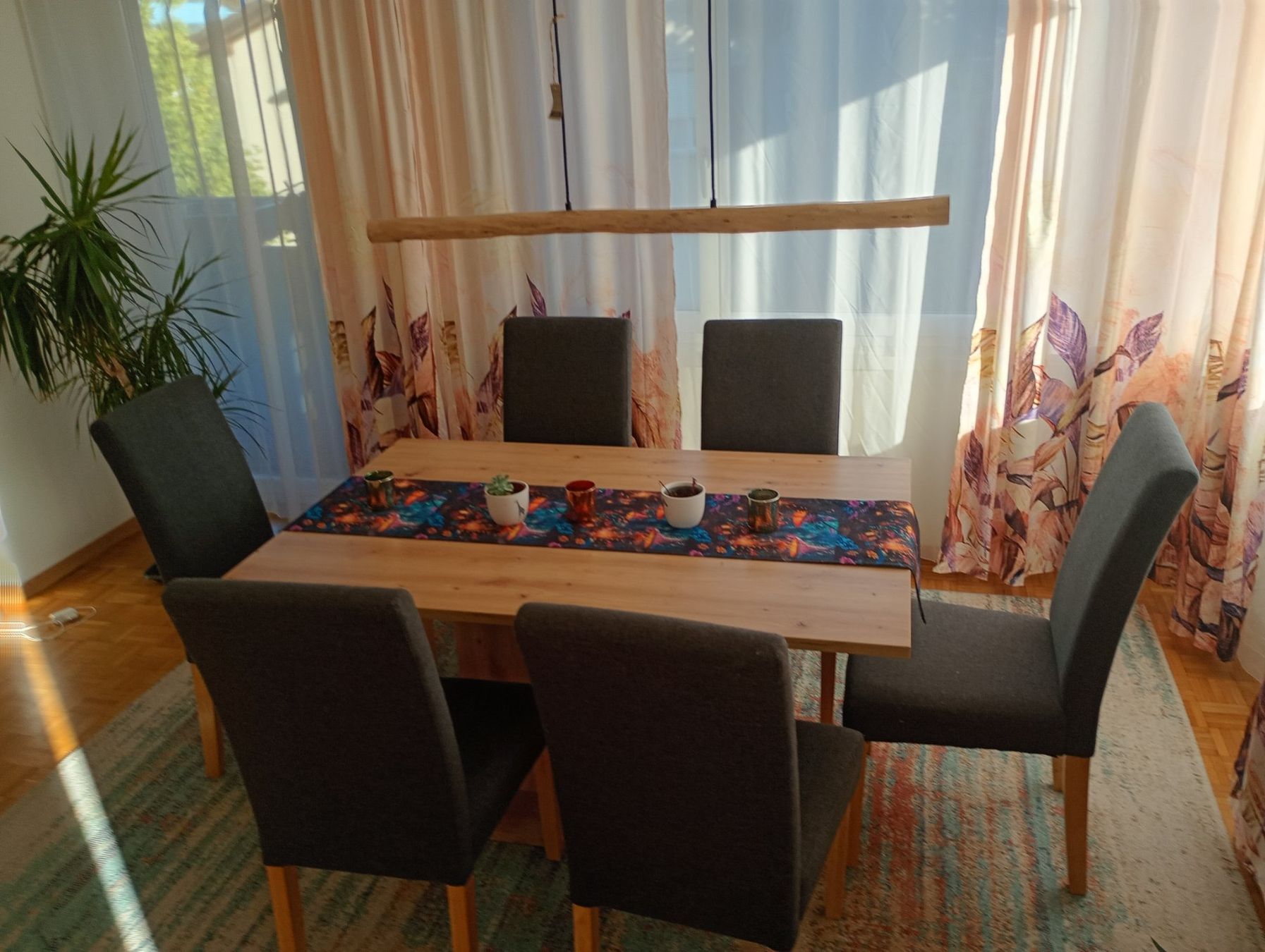 Set di tavolo e panche: Tisch mit 6 Stühlen – Usato da Sursee venduto da Manalium