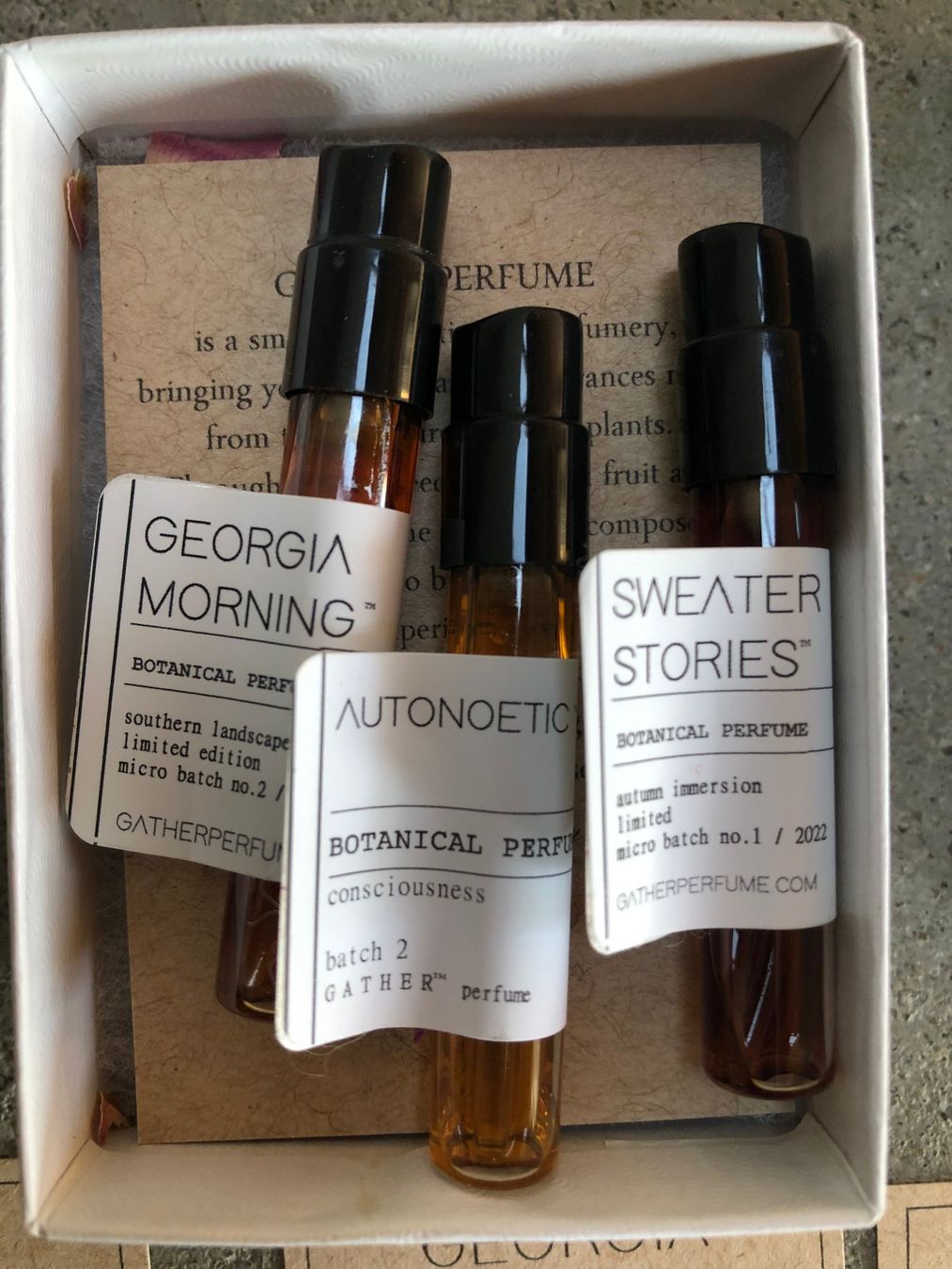 Profumi & Eau de Toilette: Gather Perfume, 1 ml Parfüm Sample, 3 Stück – Usato da Nuglar venduto da liboll