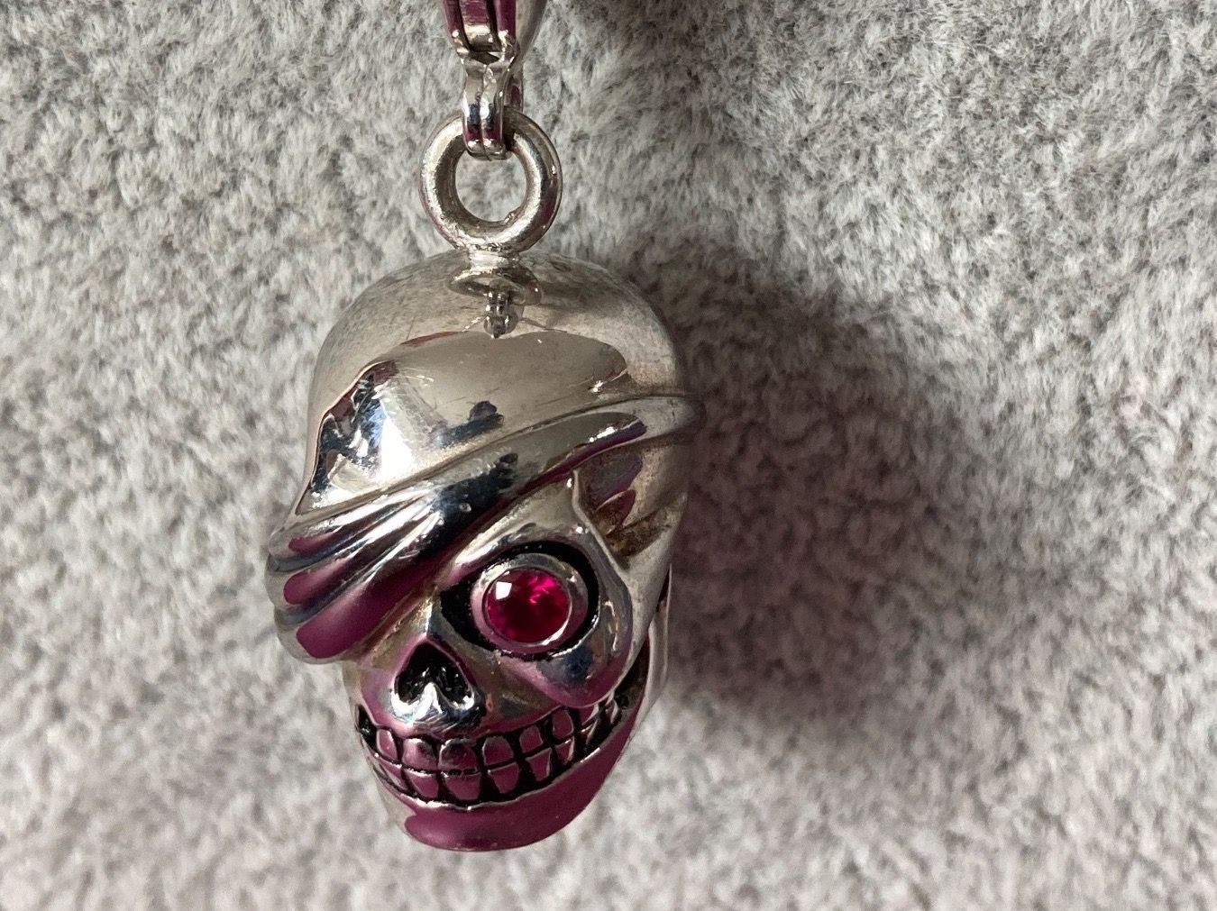 Ciondoli: Totenkopf (55cm) – Usato da Laufen venduto da Trendmarket 2