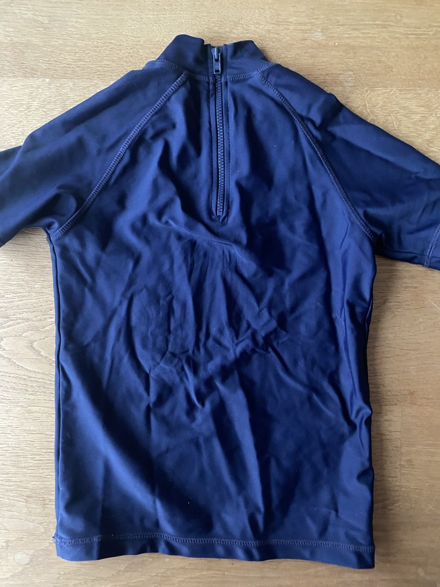 Next Costumi da bagno: UV Shirt - Gr. 116 – Usato da Frenkendorf venduto da Kompasskind 1