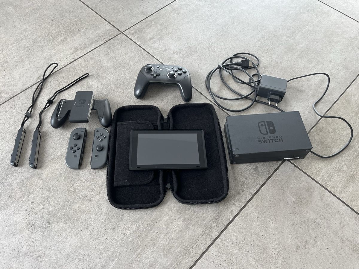 Nintendo Consoles: Nintendo Switch Konsole mit Zubehör und Controller – Neuf (Voir description) à Mels par Posaune1