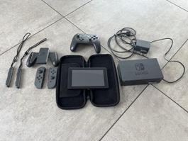 Nintendo Switch Konsole mit Zubehör und Controller