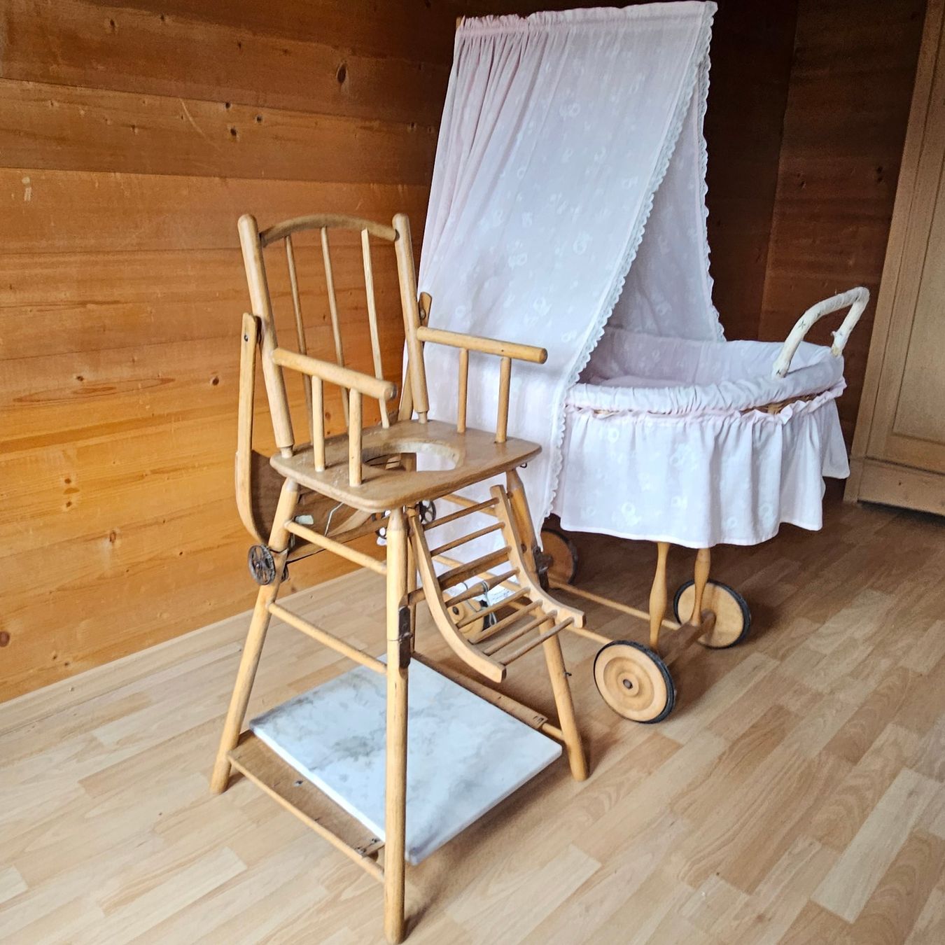 Puppenwagen: Alter Puppenwagen, Kindersessel – Gebraucht aus Zweisimmen von St.Louis 1