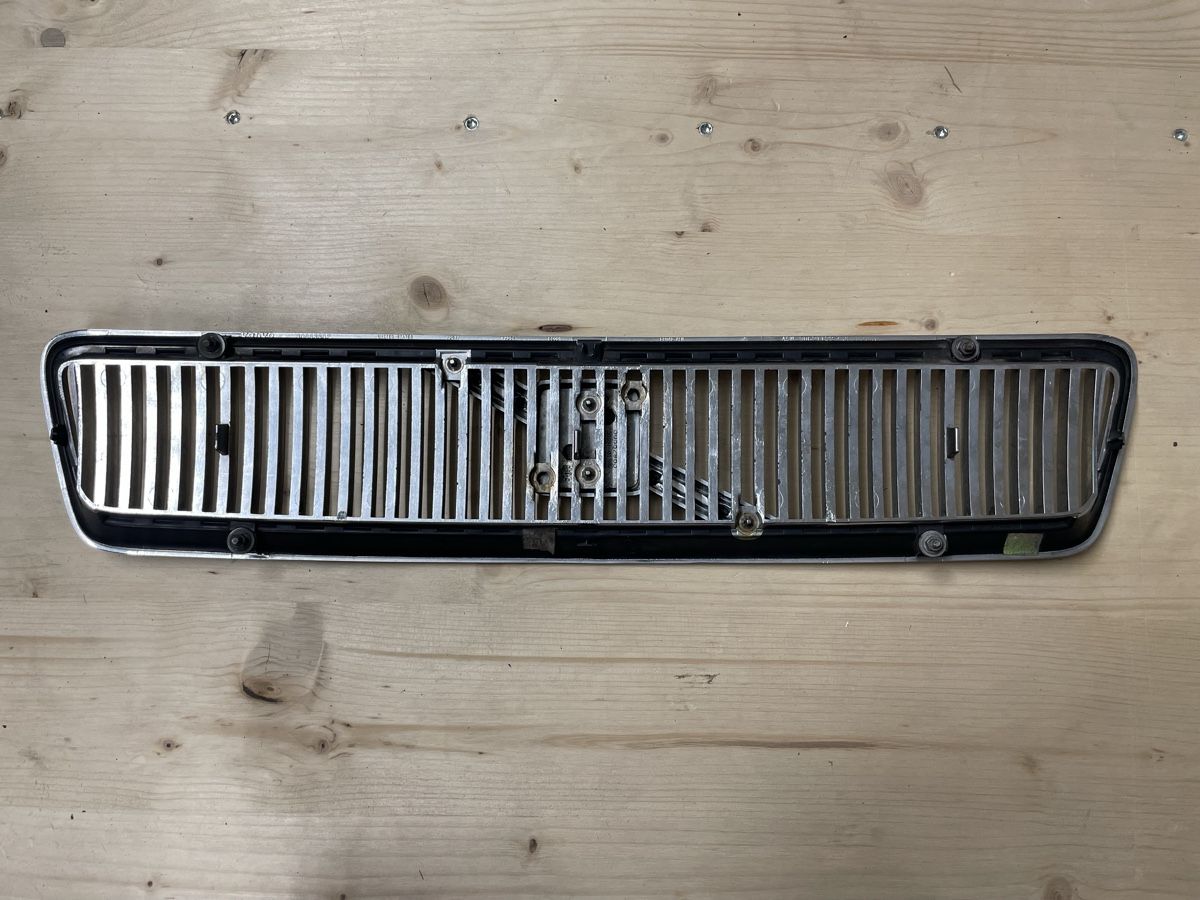Volvo Tutti pezzi di ricambio auto: Volvo V40 / S40 Chrom Kühlergrill – Usato da Frauenfeld venduto da Challenger77 2