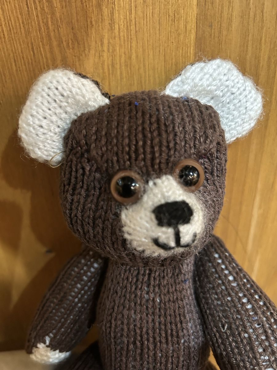 Giocattoli: liebenswerter handgestrickter Teddybär – Nuovo (secondo la descrizione) da allschwil venduto da basel5