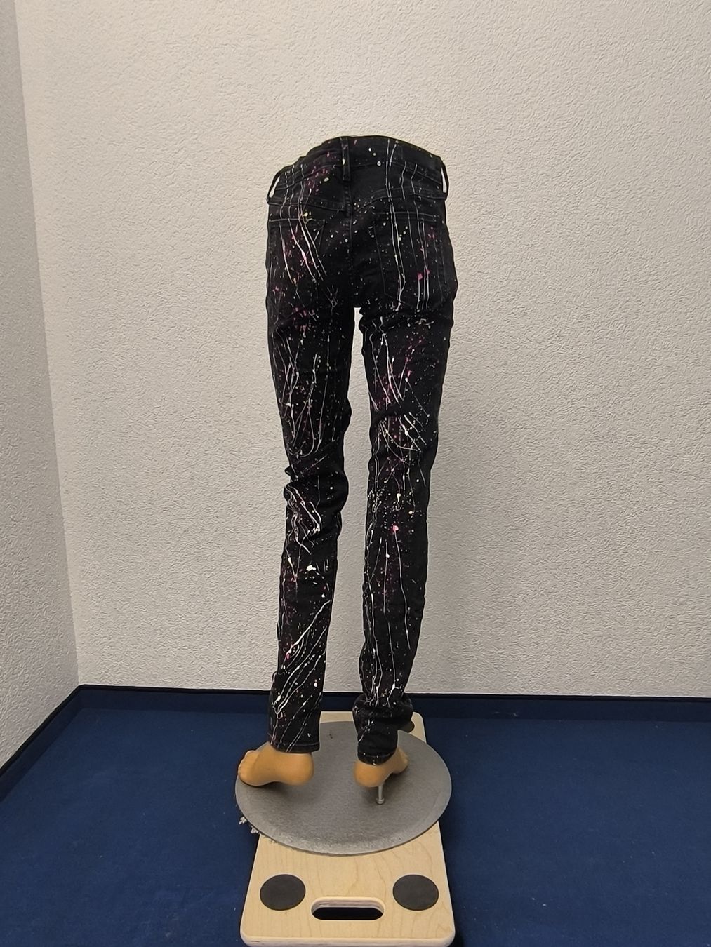 H&M Jeans: Sehr schöne Hosen mit Neon Farbflecken  - Gothic, Punk, Emo – Gebraucht aus Fischbach LU von BuBri 1