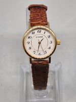 Goldfarbene analoge M-Watch-Uhr mit gebrauchtem Armband