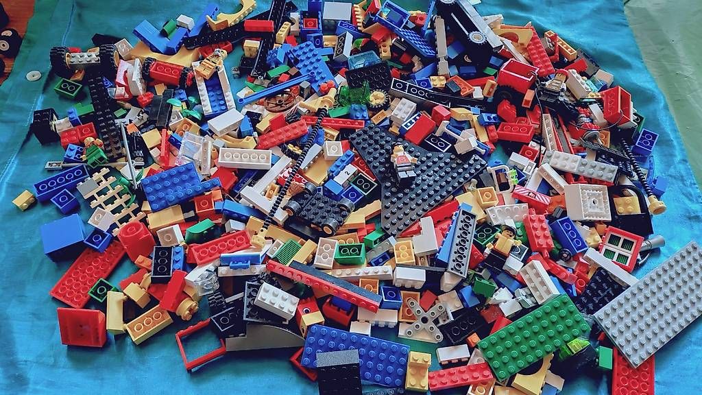 Lego Kit di costruzioni: Lego Classic-Basic-Figuren Kiloware gemischt 1,2kg – Usato da Schwarzenbach(Huttwil) venduto da Padielito