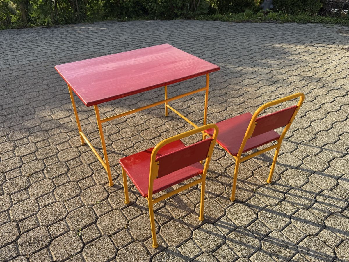 Scrivanie: Vintage Kindertisch mit 2 Stühlen, – Usato da Aarburg venduto da Schatzaffe 2