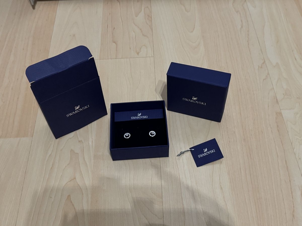 Swarovski Ohrringe & -stecker: Swarovski Ohrenstecker – Neu und originalverpackt aus Rotkreuz von luxurybe