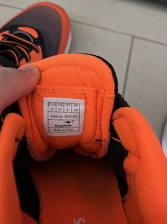 Scarpe da uomo: Hallenschuhe, Turnschuhe 32 – Usato da Arboldswil venduto da iweisdochnid 2