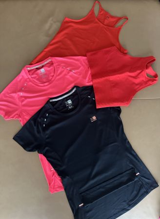 2 T-Shirts, 1Tanktop und 1 Sport-BH für das Training