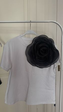 Weisses T-Shirt mit schwarzer Rose