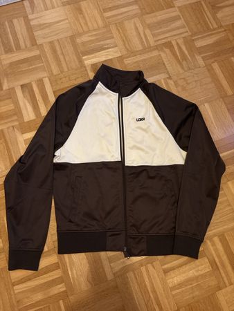 Coole Trainigsjacke im DC sports gekauft